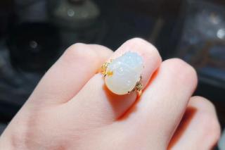 天然新疆和田玉籽料,14号戒圈,尺寸17.2x12.5x12.4mm,细腻油润,干净苏