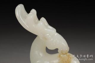 n1751 旧藏,和田白玉鹿摆件 尺寸:6.4x2.2x8.2cm,重106.4g 此件玉摆件
